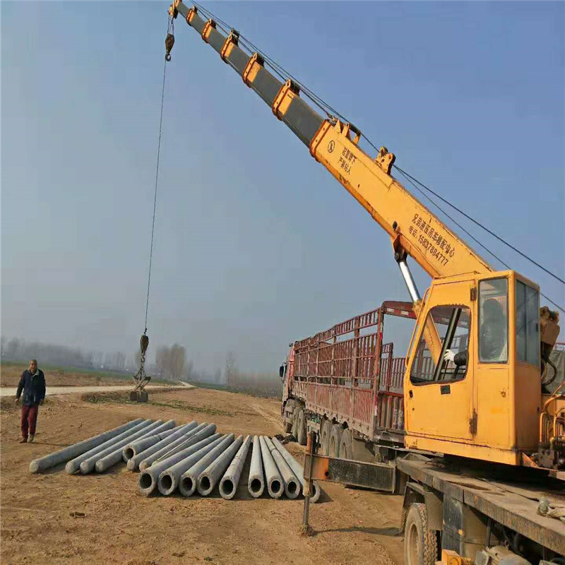 開封52根大十米電線桿一車40噸運輸?shù)浆F(xiàn)場吊車自卸水泥桿