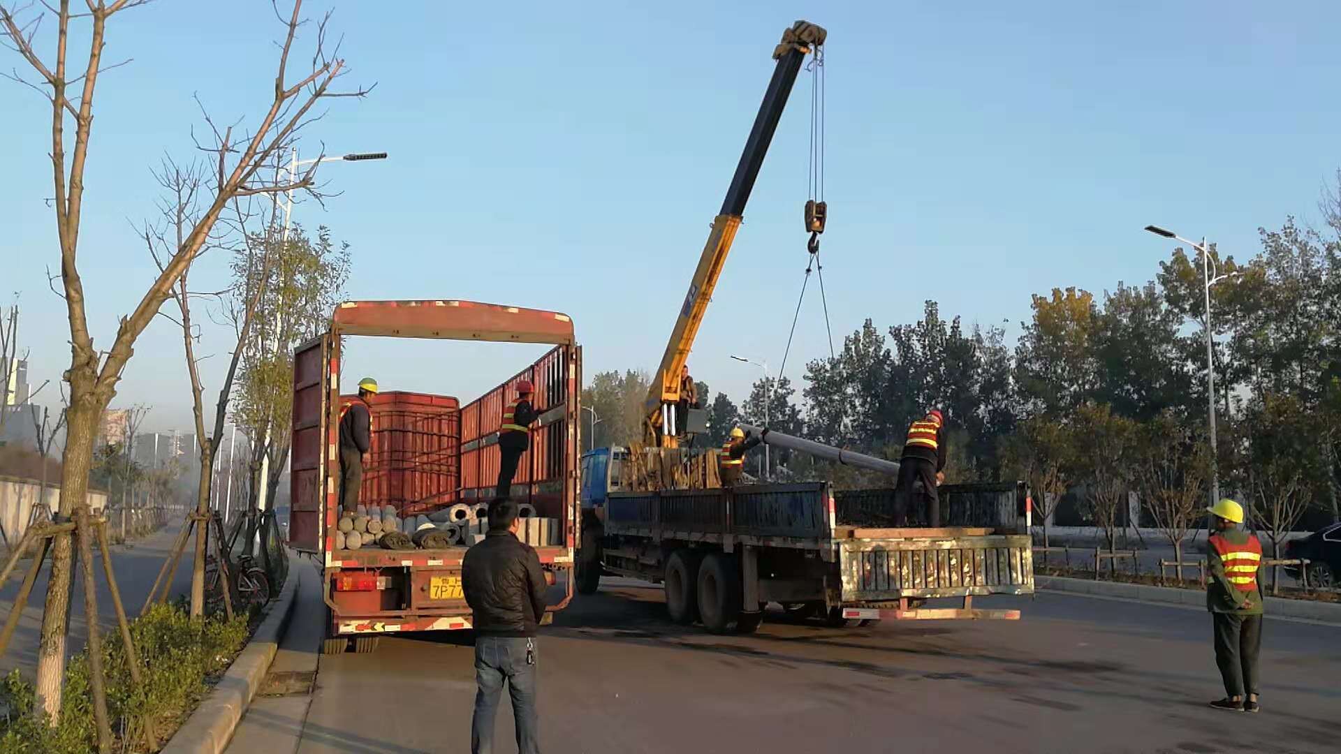 2018年11月18日7米19根9米2根電線桿和500*300帶孔地錨石送達鄭州高鐵東站